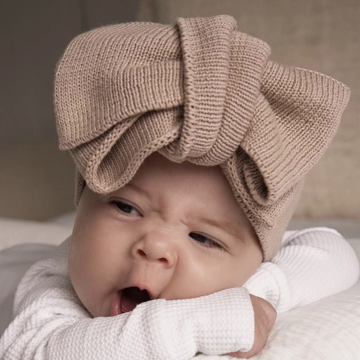 Diadema bebé de crochet con nudo superior y turbante cálido