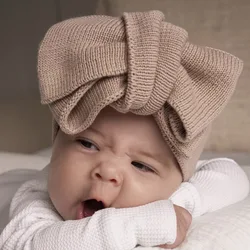 Diadema bebé de crochet con nudo superior y turbante cálido