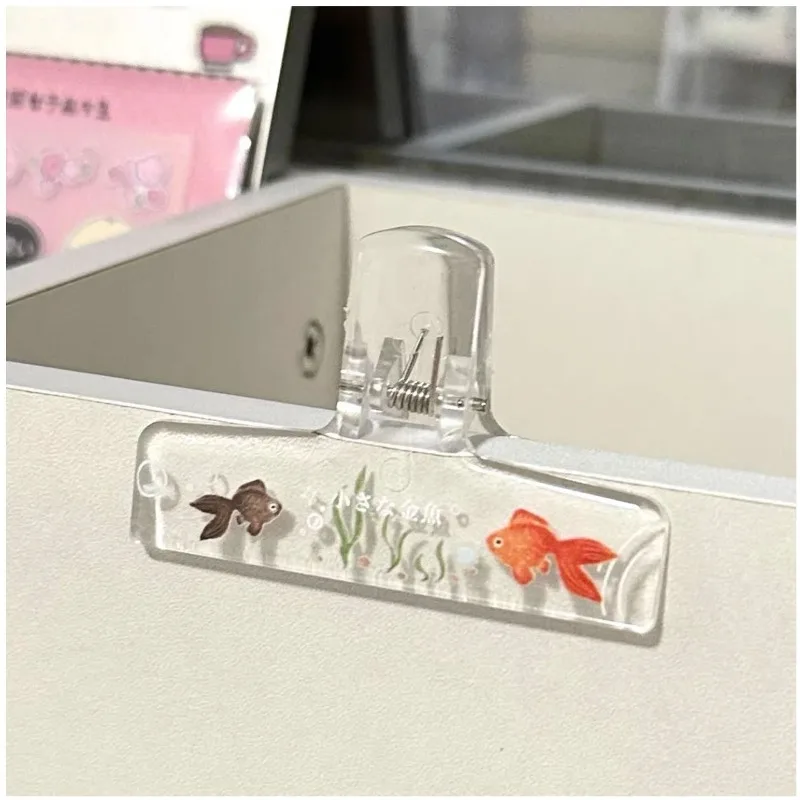 Pinza transparente de acrílico para sujetar cuadernos y documentos - imagen 2