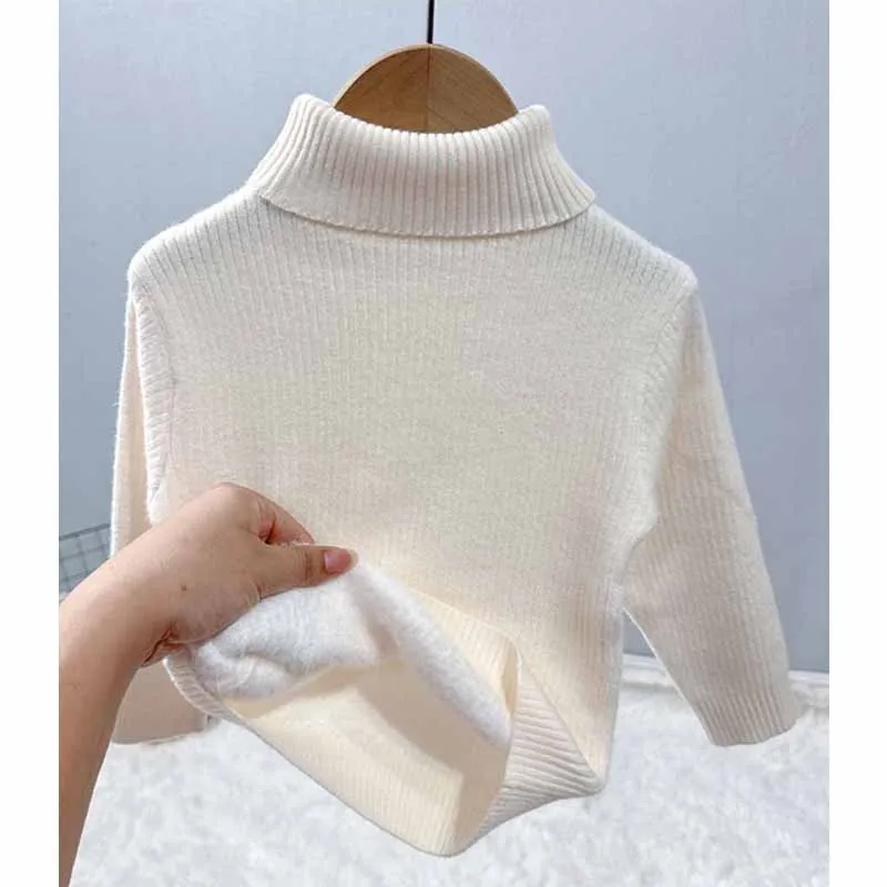 Ropa de otoño para bebés en detalle de costuras