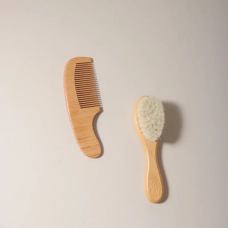 Cepillo y peine de madera para bebé – Set de cuidado natural - imagen 4