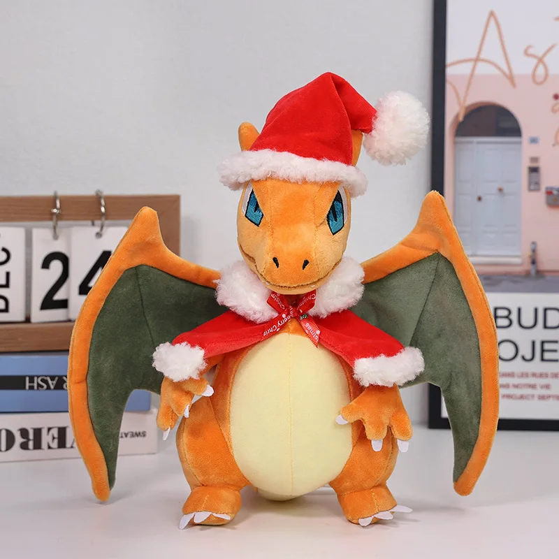 Peluche tipo Charizard con estilo navideño