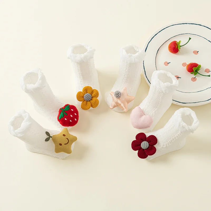Calcetines de felpa cálidos para bebé con dibujos 3D de fresa - imagen 3