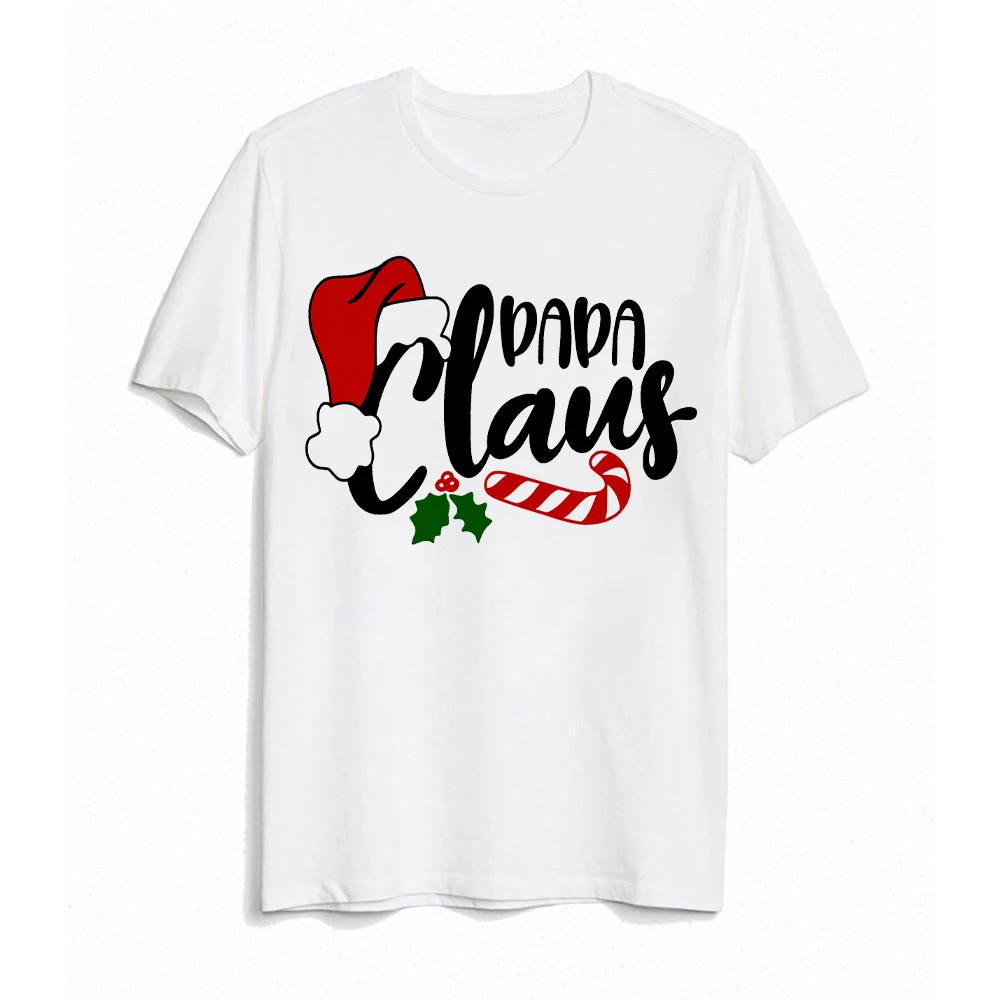 Familia con conjuntos navideños