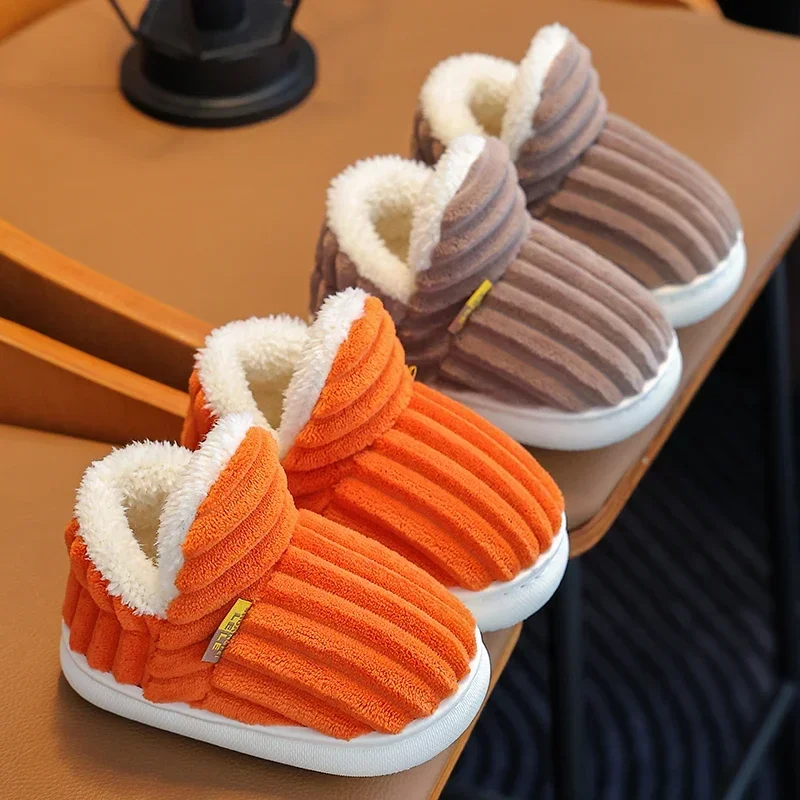 Vista superior de las zapatillas de invierno para niños