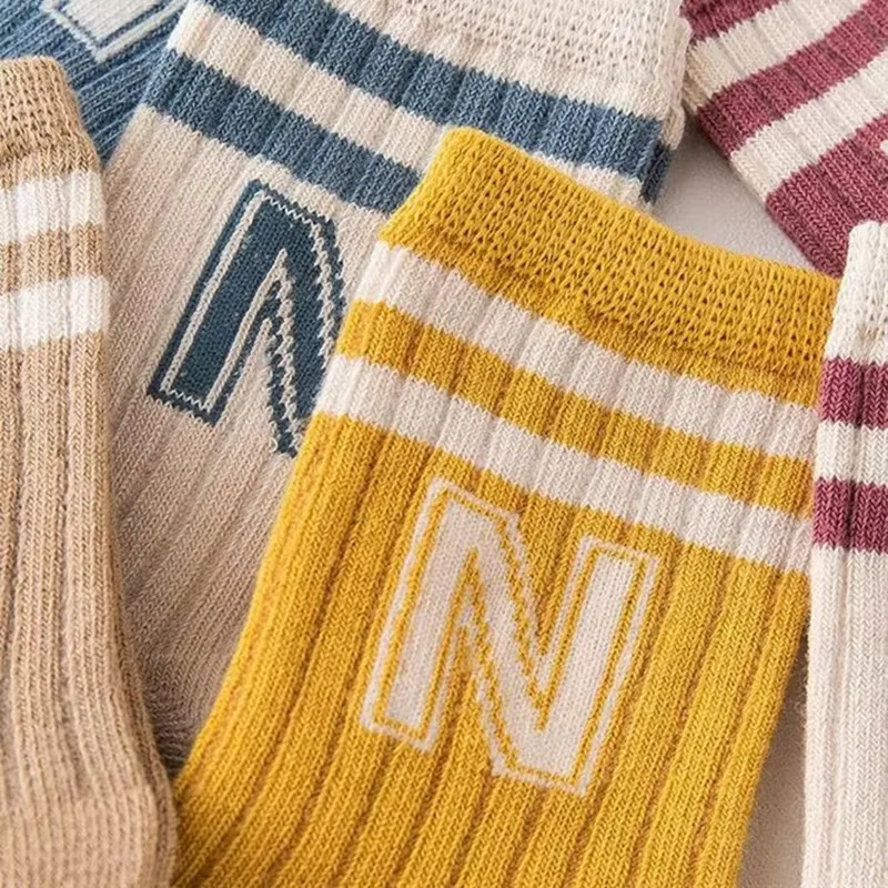 Calcetines de punto con letras para bebé – Suaves y coloridos - imagen 2
