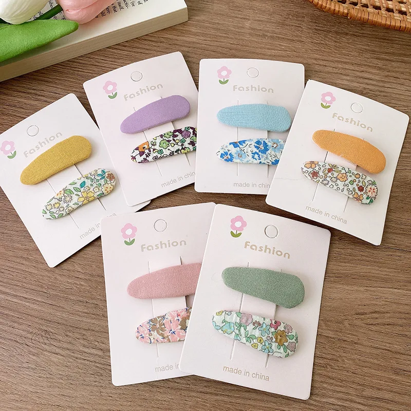 Pinza floral sujetando un moño infantil