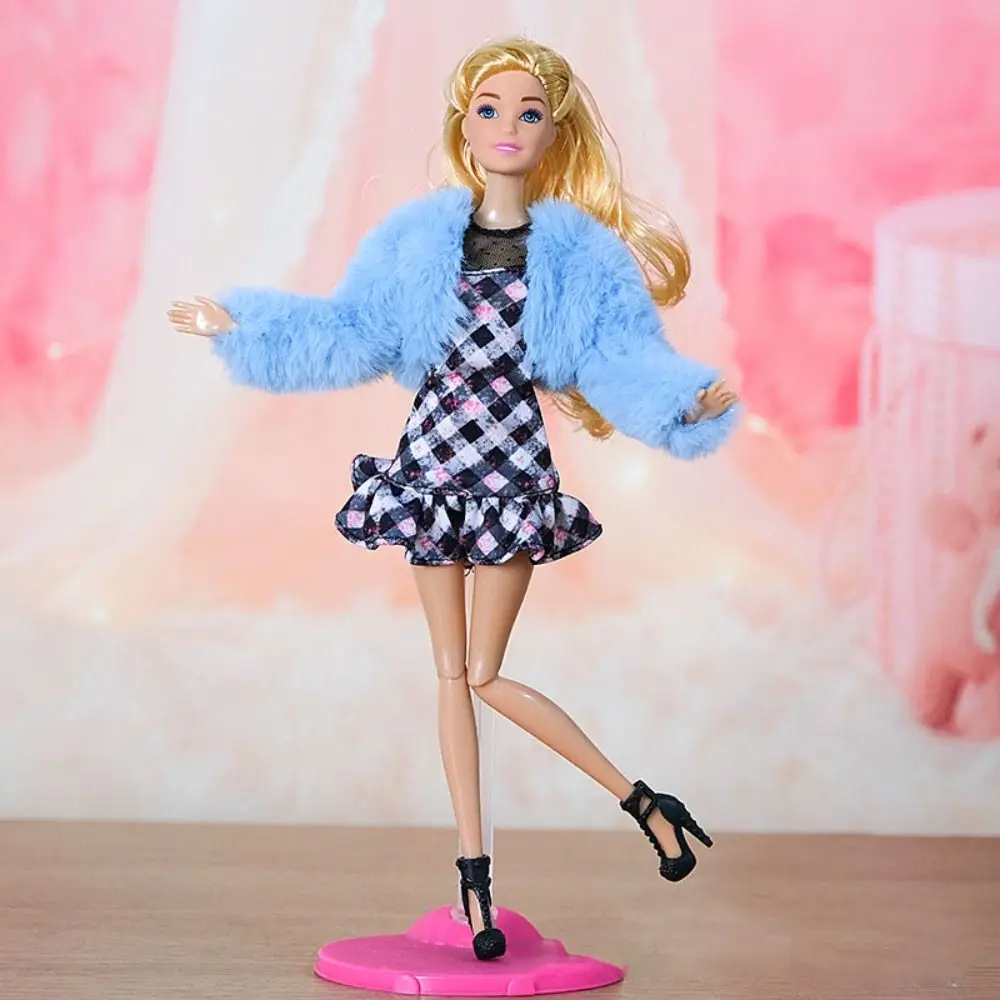 Muñeca vestida con estilo casual