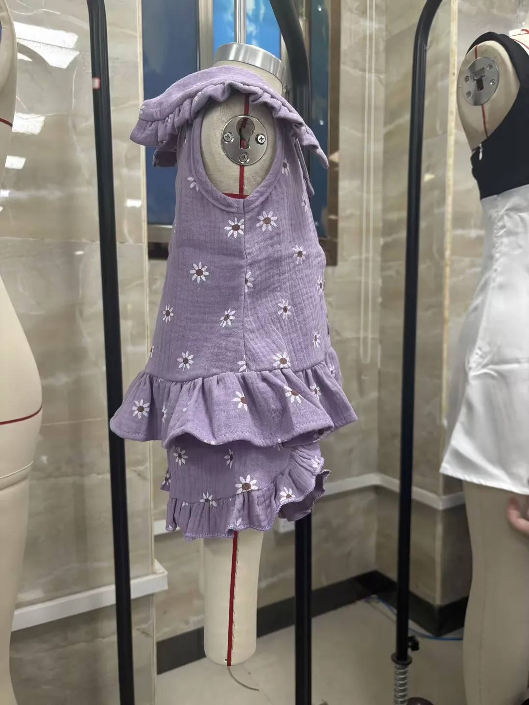 Conjunto de verano niña: camiseta sin mangas y pantalón corto floral - imagen 2