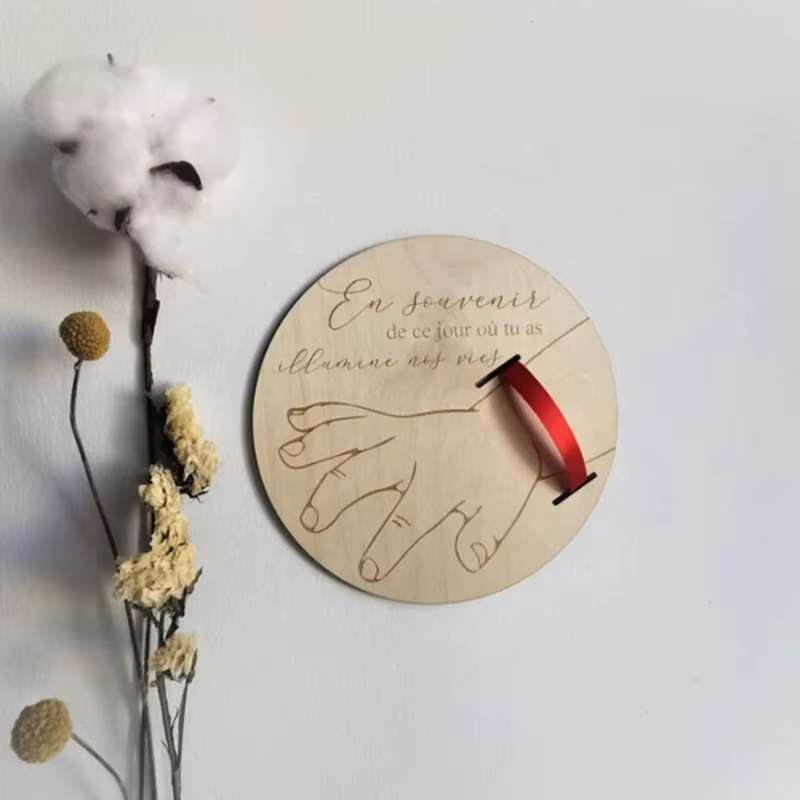 Soporte de pulsera para anuncio de nacimiento en madera natural - imagen 2