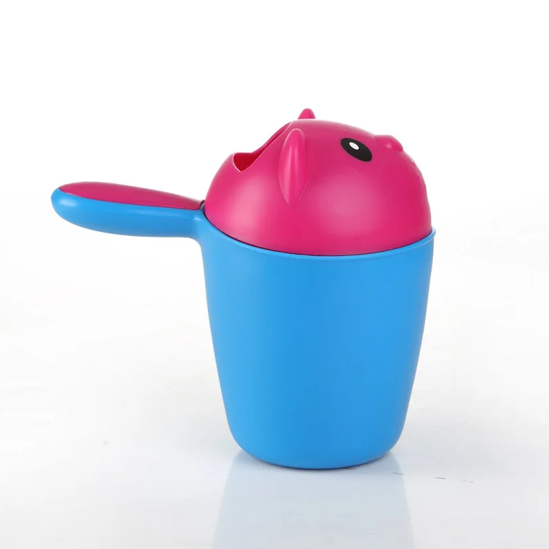Taza plástica infantil para el enjuague de champú