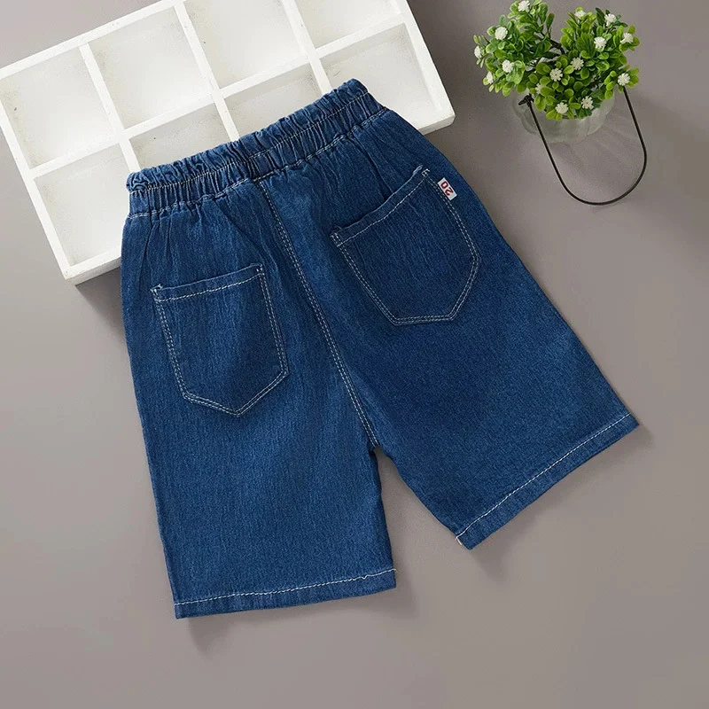 Vista del ajuste y costuras del pantalón corto