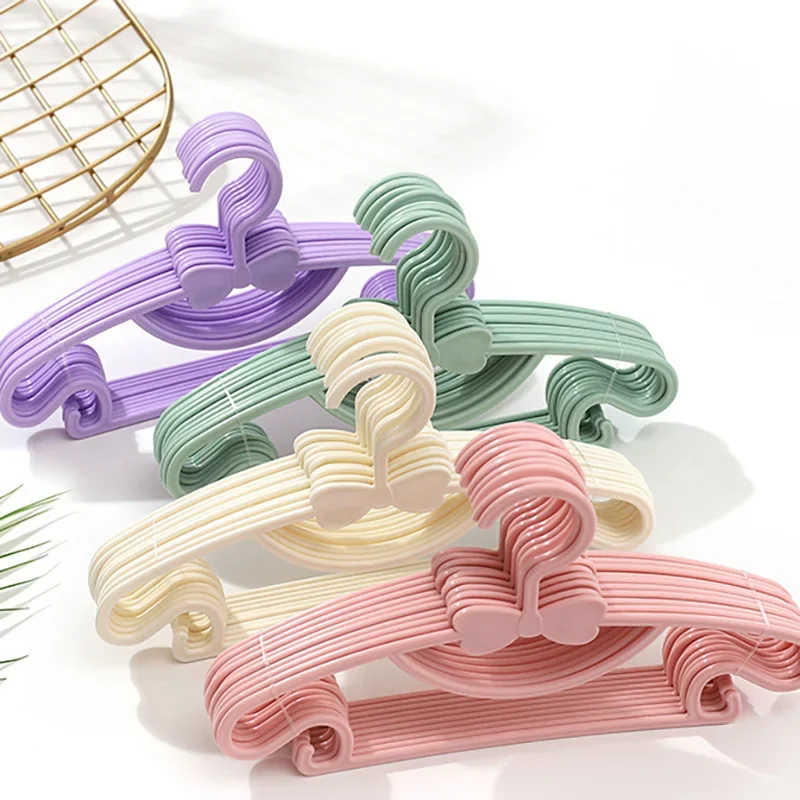 Percha de plástico para bebé – organizador portátil de ropa - imagen 4