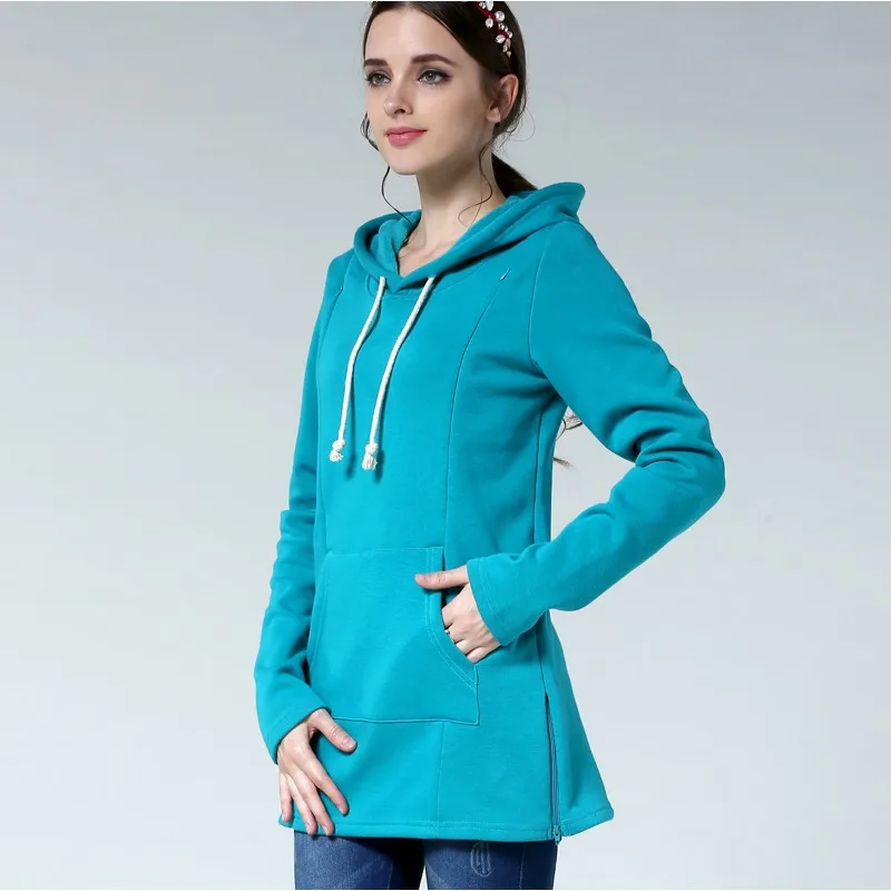 Modelo vistiendo sudadera con capucha para maternidad