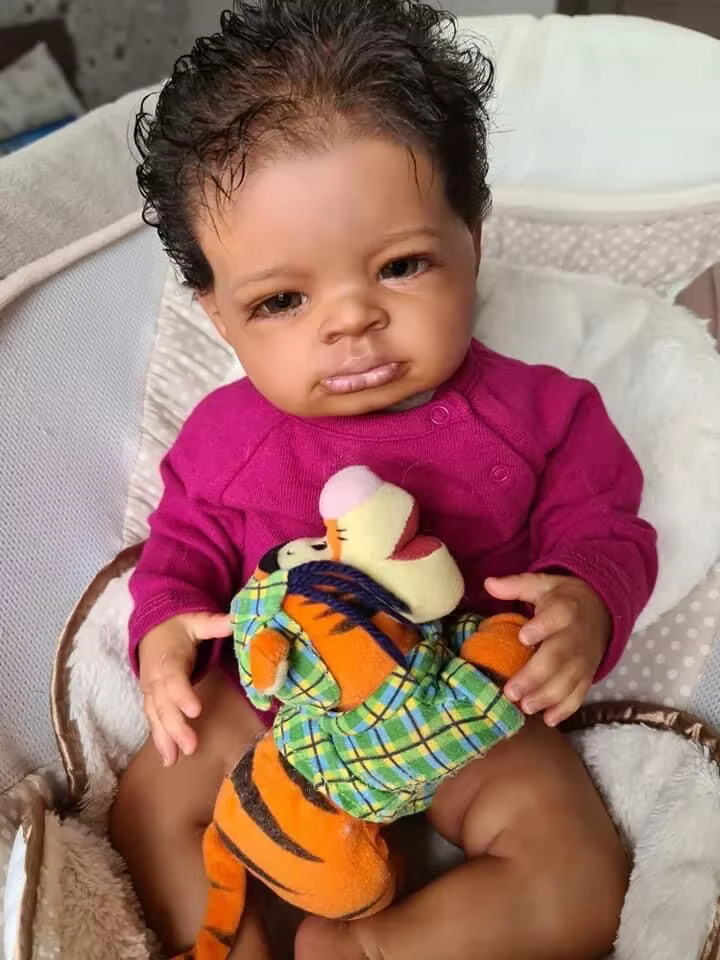 Lanny Reborn – Muñeca reborn artesanal realista de piel oscura - imagen 5