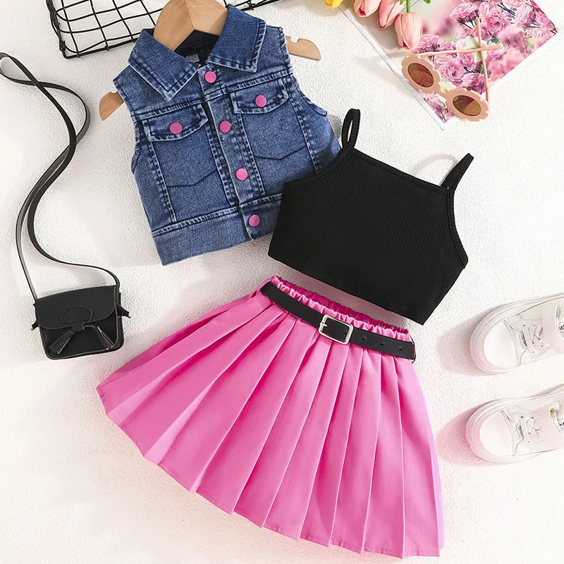 Conjunto infantil con chaleco vaquero y falda para niña