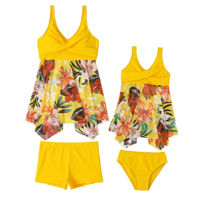 Conjunto de baño madre e hija con bañadores a juego florales