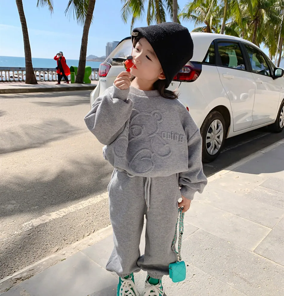 Conjunto de ropa infantil gris con diseño de oso