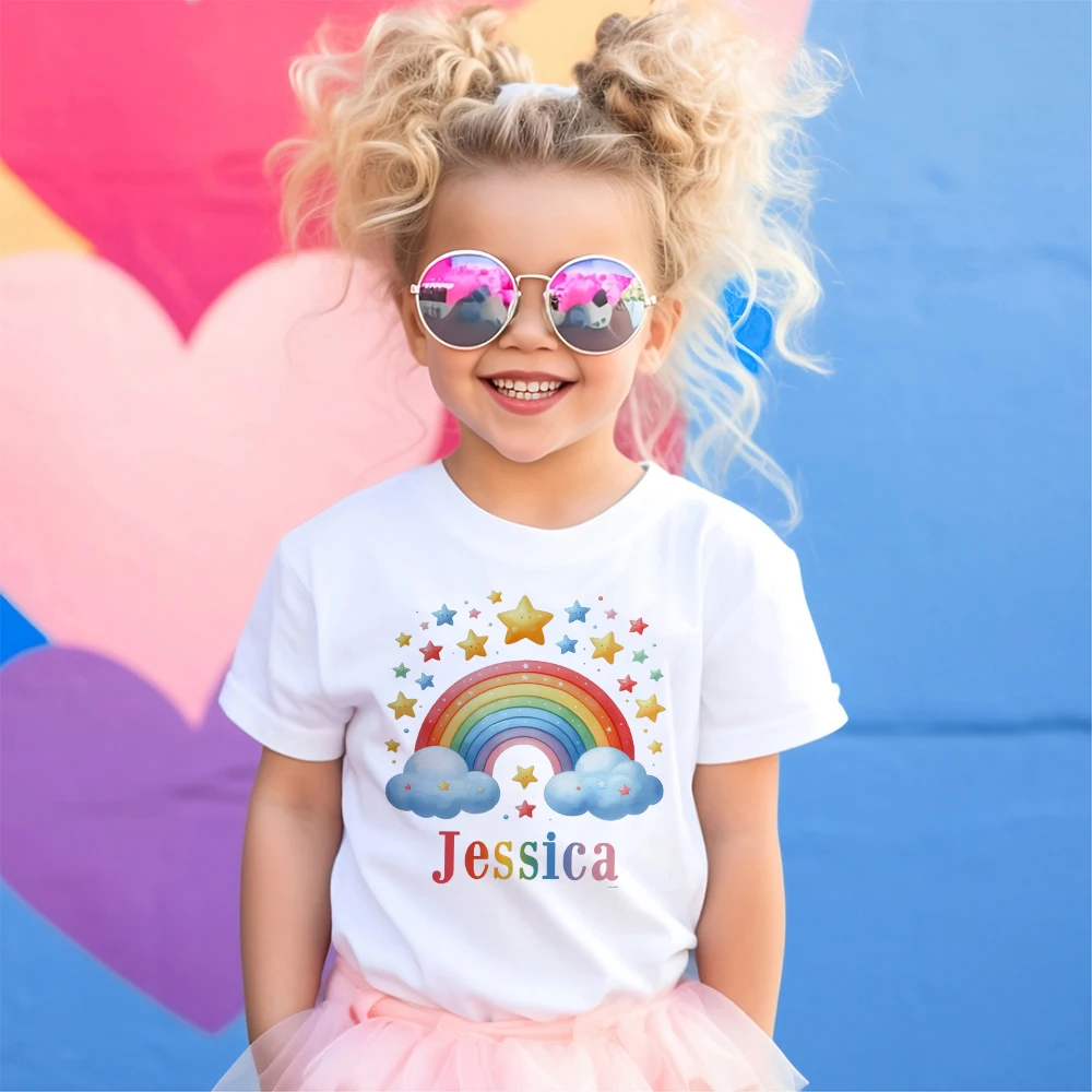 Camiseta con nombre para niño – Estampado arcoíris manga corta - imagen 3