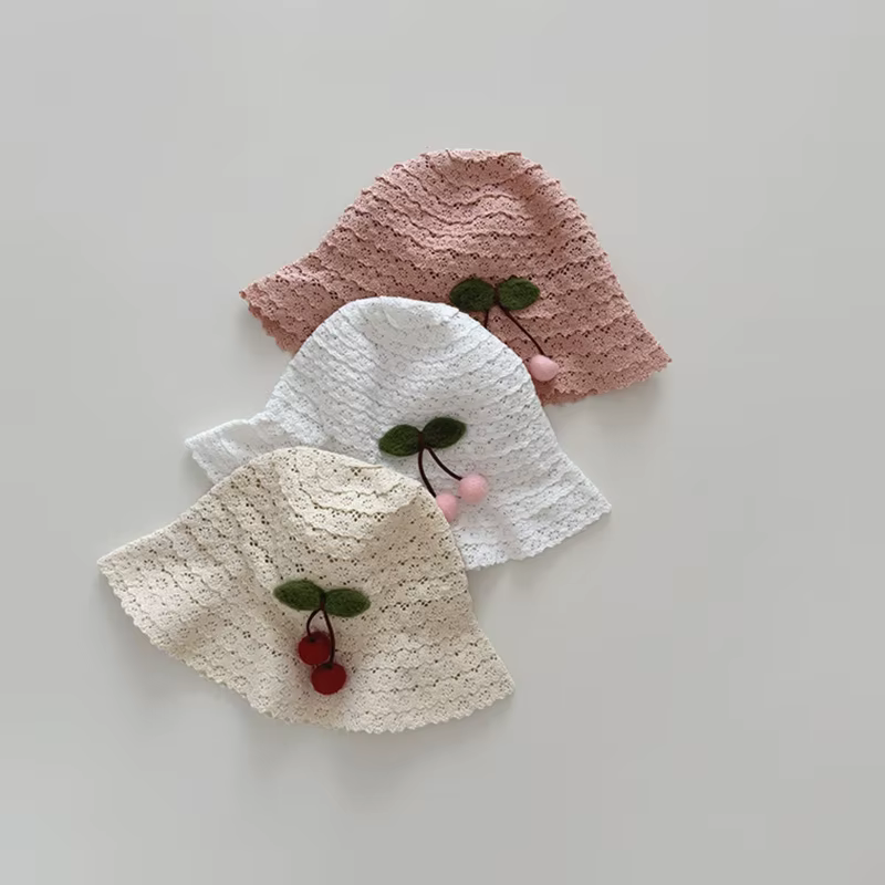 Bebé con gorro de encaje al aire libre