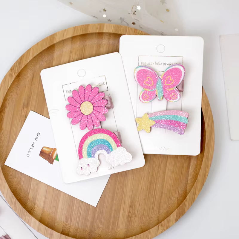 Niña usando horquillas de unicornio en trenza lateral