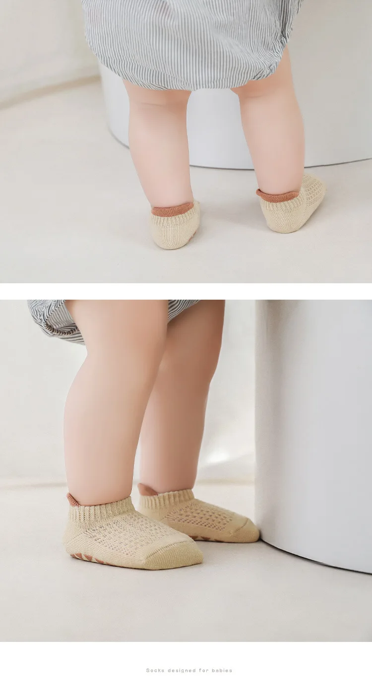 Calcetines antideslizantes para niños pequeños en uso