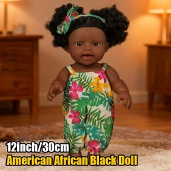 Muñeca afroamericana realista de vinilo con ropa y pelo rizado