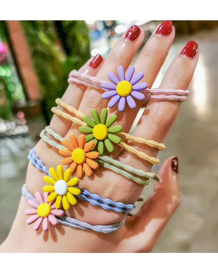 Detalle de los accesorios para el cabello con flor y lazo