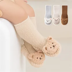Zapatos de terciopelo para bebé y calcetines antideslizantes con oso