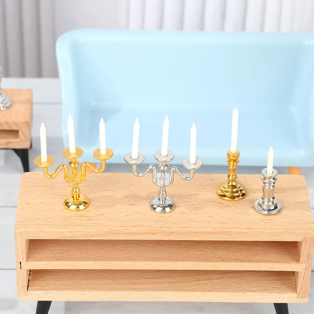 Detalle del candelabro en miniatura color plateado