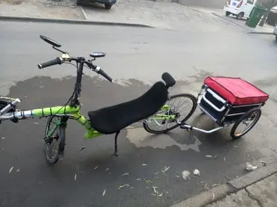 Cubierta instalada en remolque de bicicleta