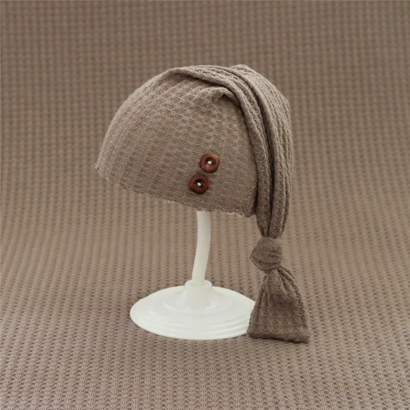 Gorro de fotografía para recién nacido tejido con botones - imagen 2