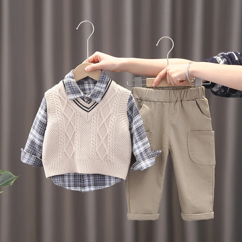 Conjunto completo de ropa infantil a cuadros en color beige y caqui