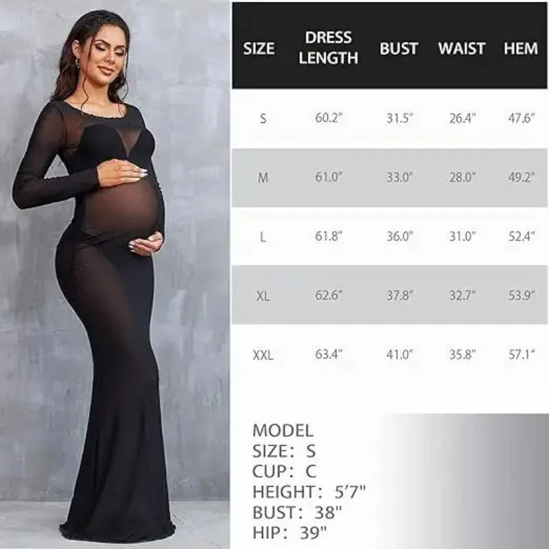 Mujer embarazada posando con vestido de malla transparente