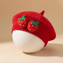 Boina de primavera bebé en punto con fresa elegante