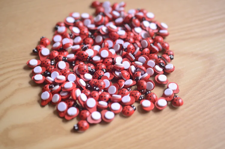 Miniaturas de mariquita roja y abeja en madera natural