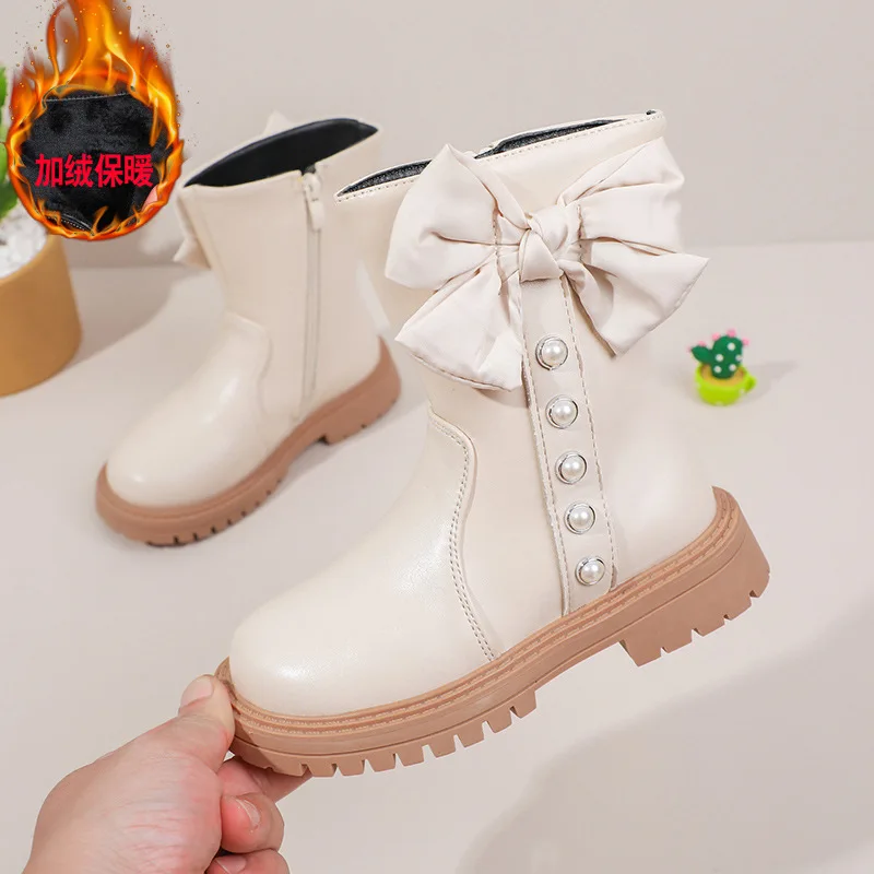 Detalle de las mariposas en las botas de princesa