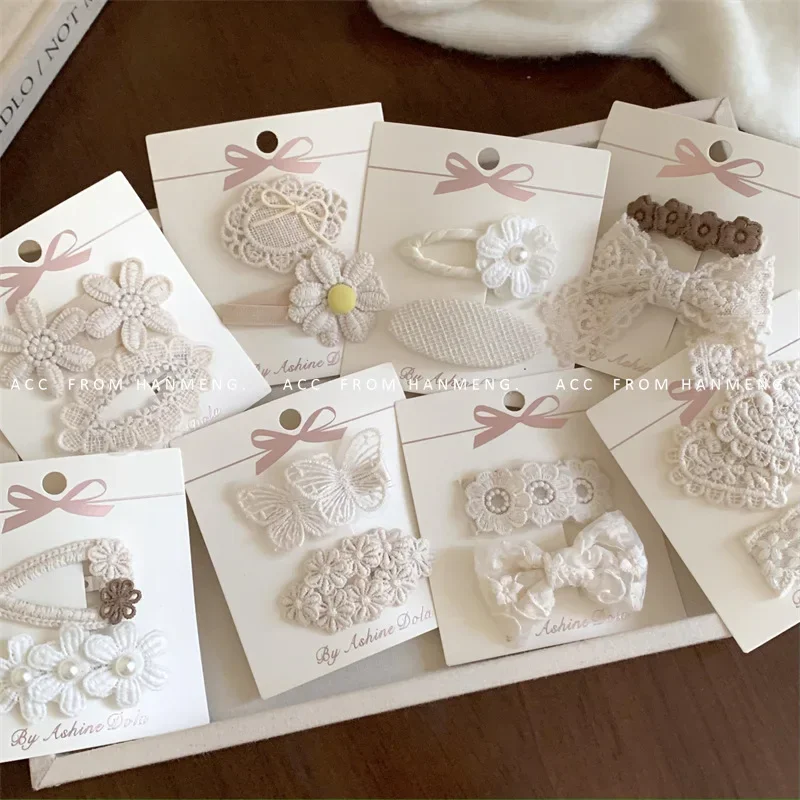 Detalle del clip con encaje y mariposa floral