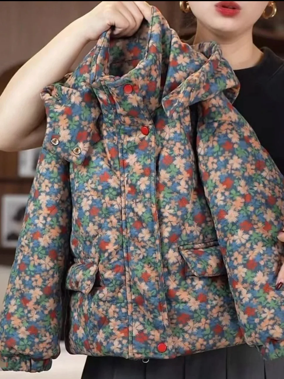 Abrigo floral infantil con capucha y cierre frontal