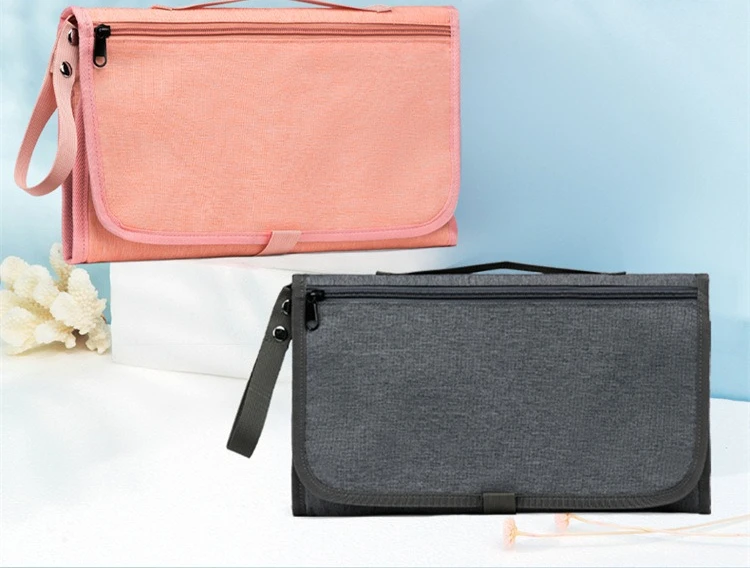 Bolsa de pañales desplegada como cambiador