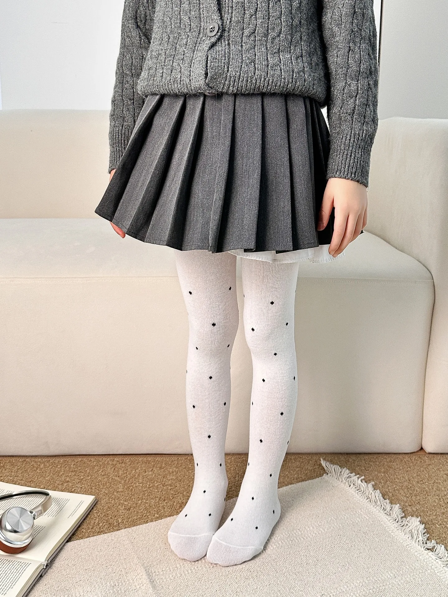 Medias para niña LAWADKA con lunares, modelo completo