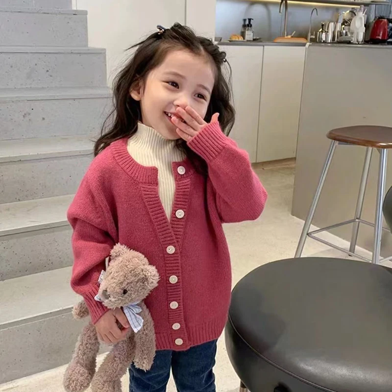 Niña llevando el cárdigan en diferentes contextos