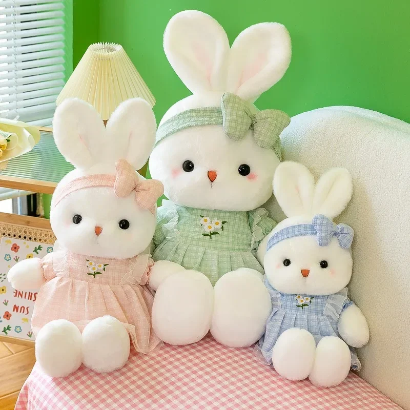 Detalle del lazo y la falda del peluche