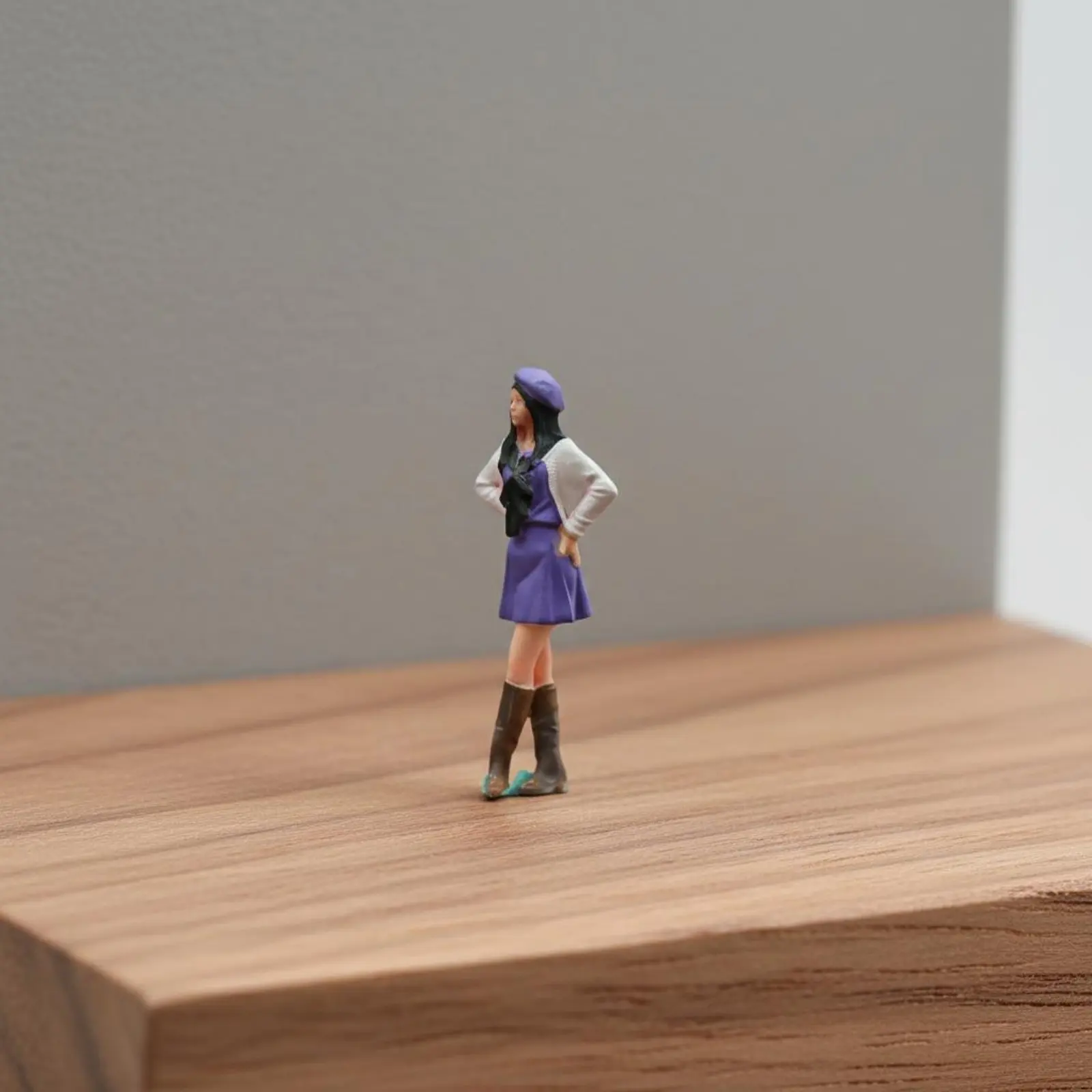 Figura miniatura niña con símbolo paz en resina muy detallada - imagen 3