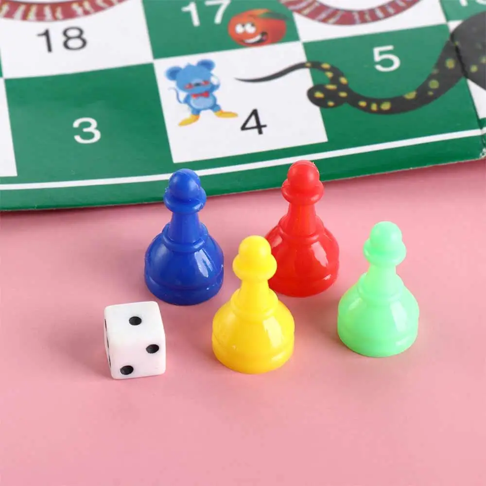Niños jugando al juego de serpientes y escaleras