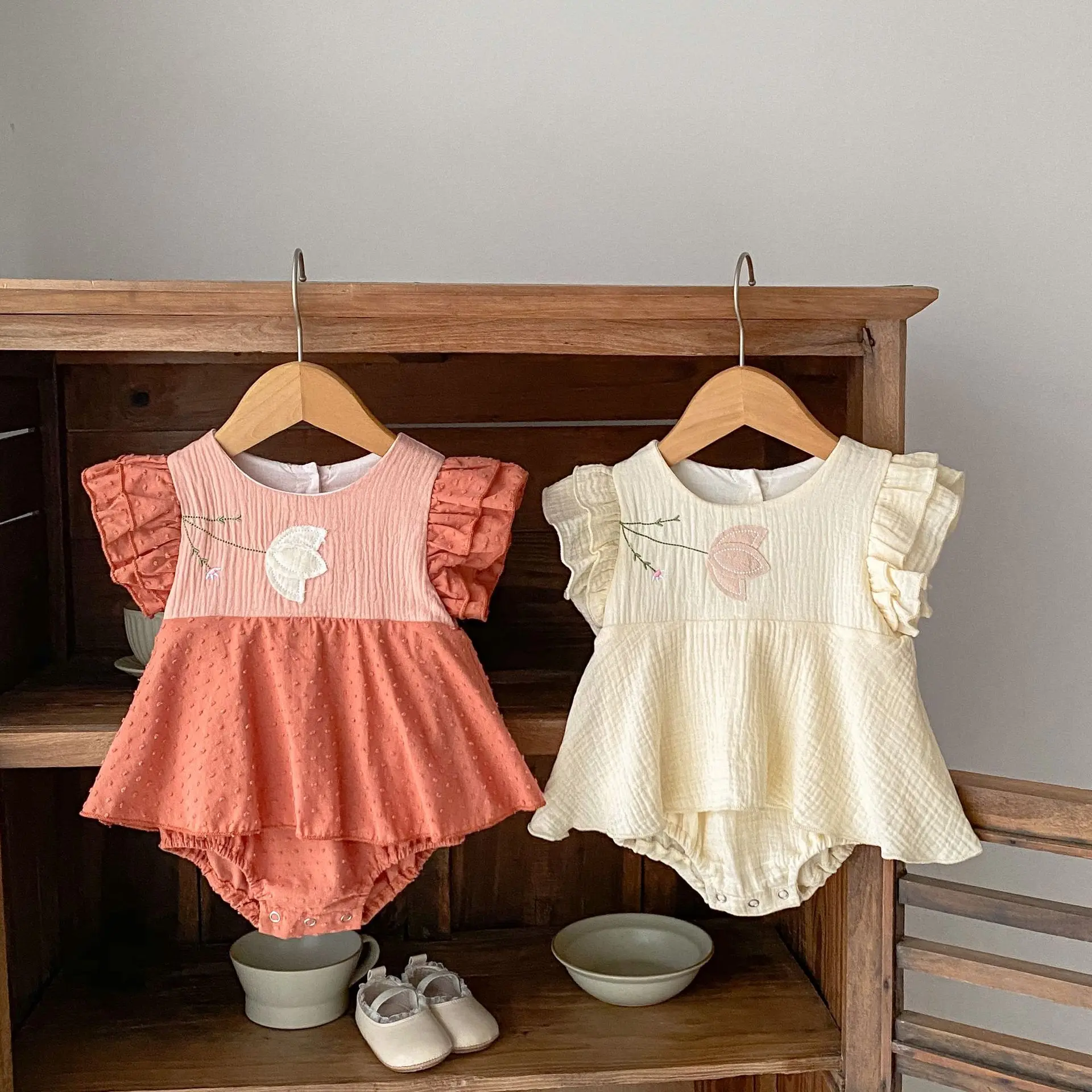 Vista frontal del vestido de verano para niña