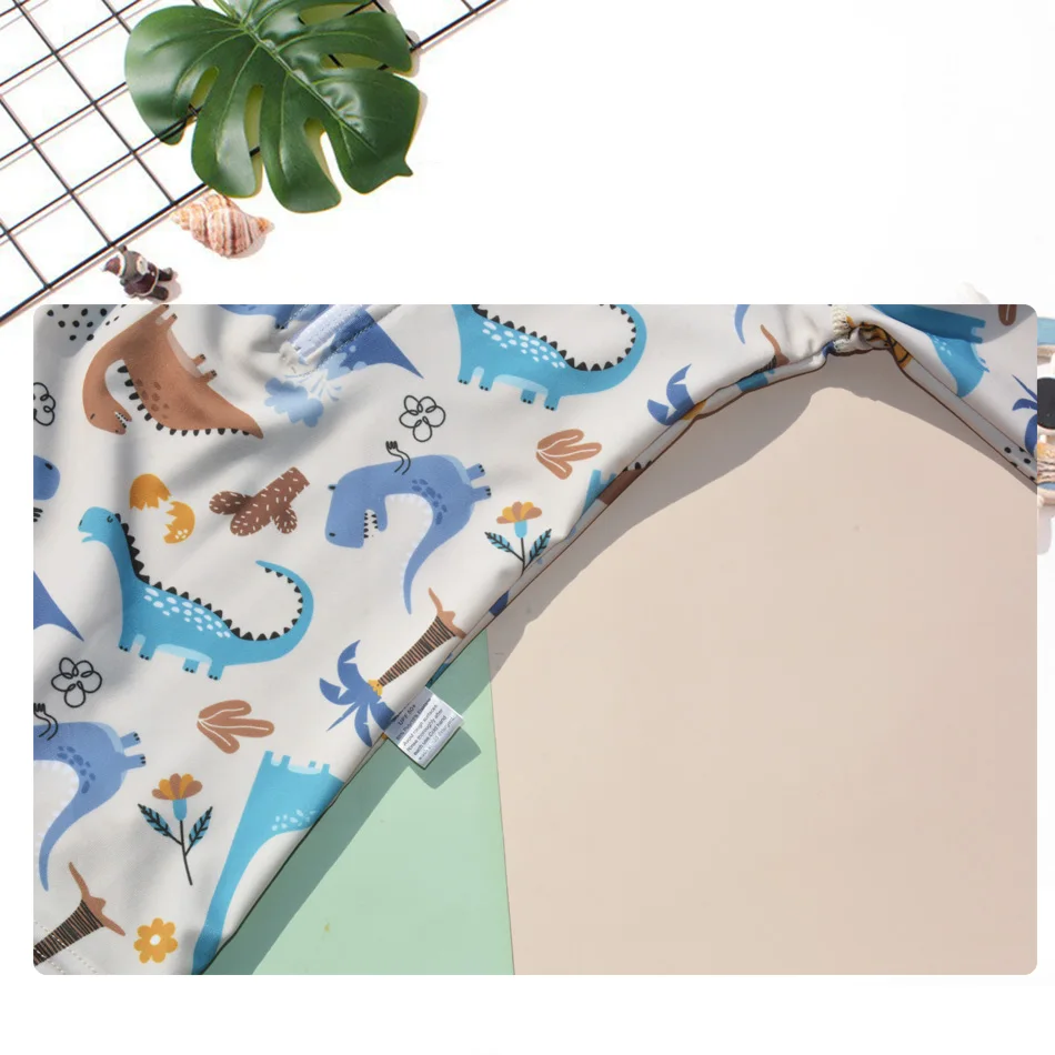 Traje de baño EezKoala para niños y niñas en uso en piscina