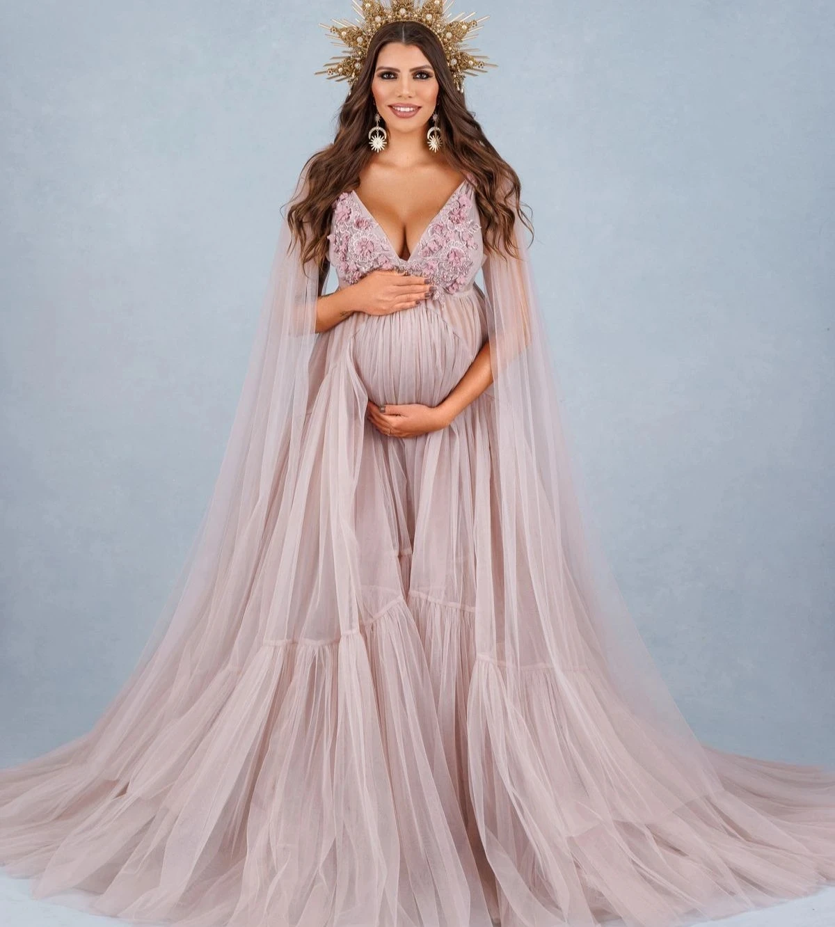 Vestido de maternidad en encaje con perlas y capa para fotos - imagen 2