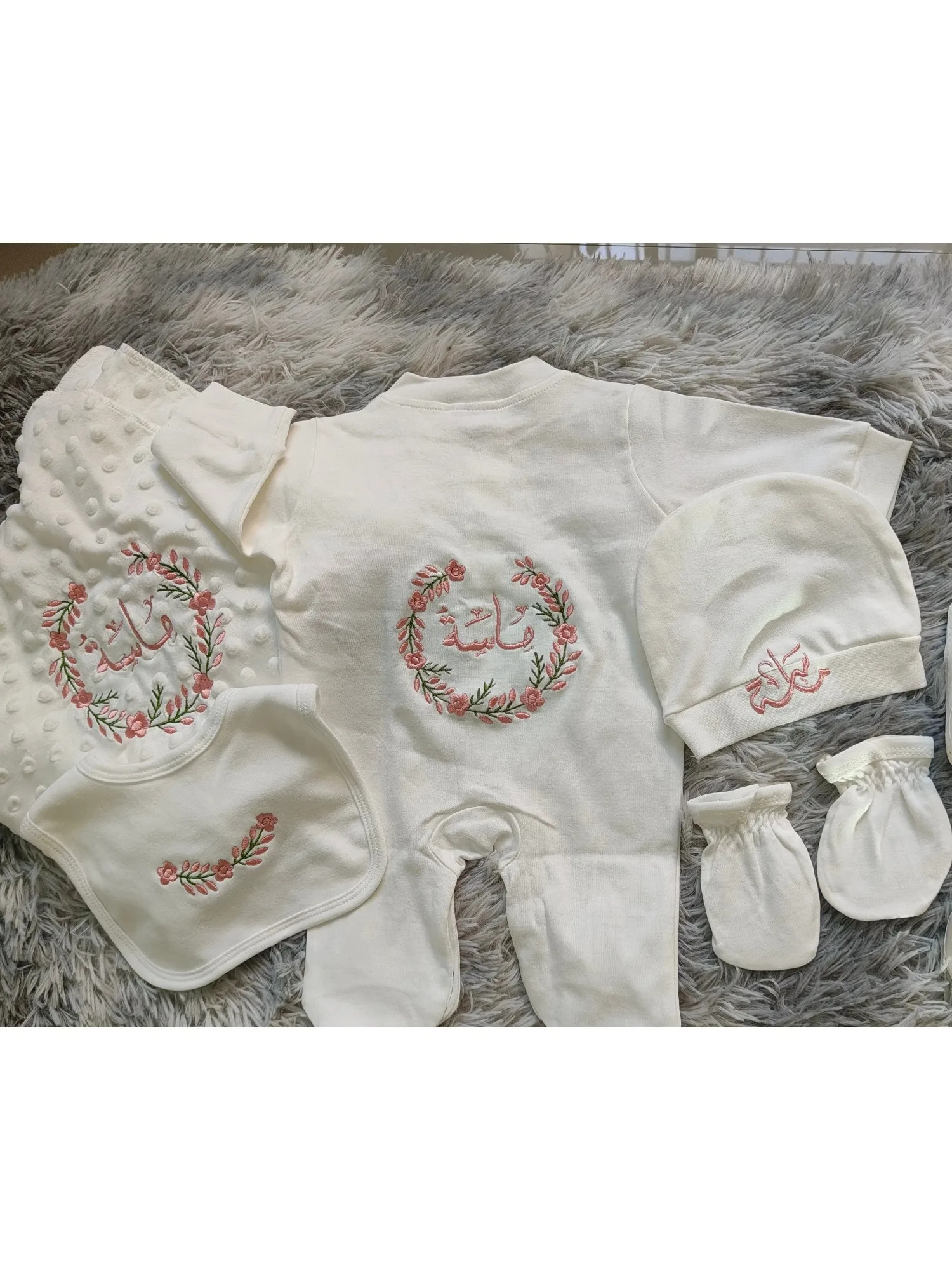 Conjunto bebé niña bordado floral rosa – manta burbuja y babero - imagen 5