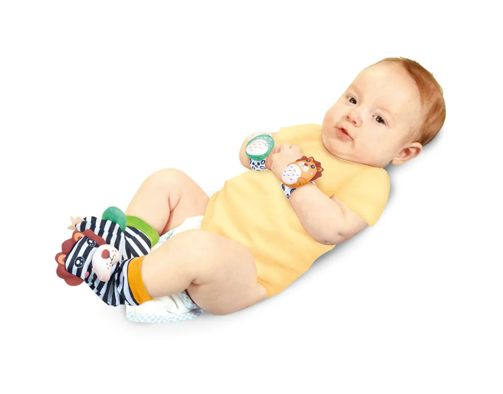 Bebé usando calcetines con sonajero en la muñeca